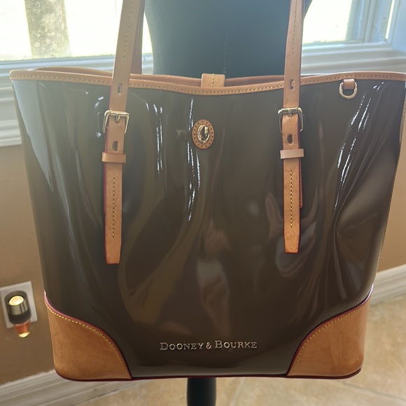 Dooney & Bourke large patent chocolate Bag. - Picture 2 of 14